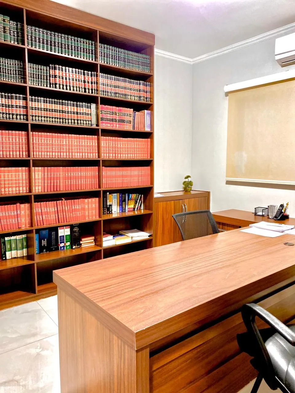 Estante do escritório com a coleção de códigos e livros jurídicos