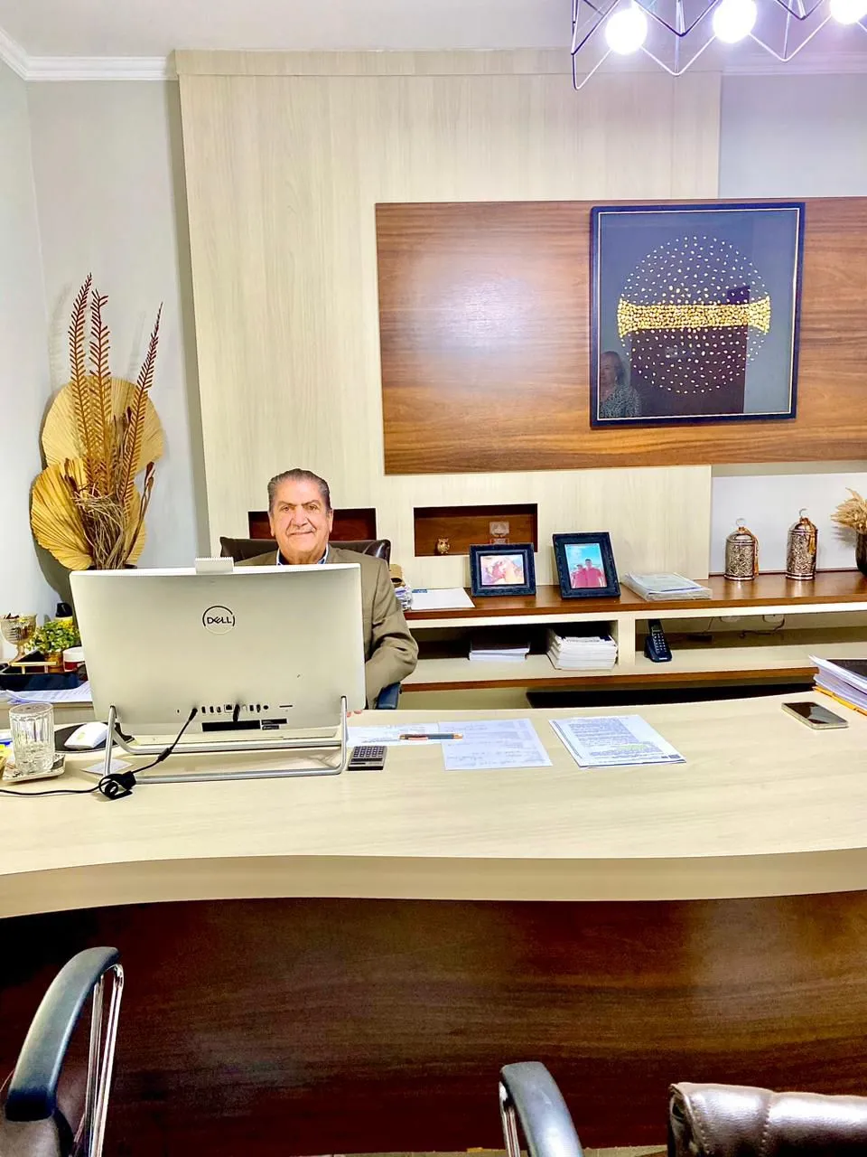 Dr. Salim Moisés Sayar à mesa de trabalho, no escritório