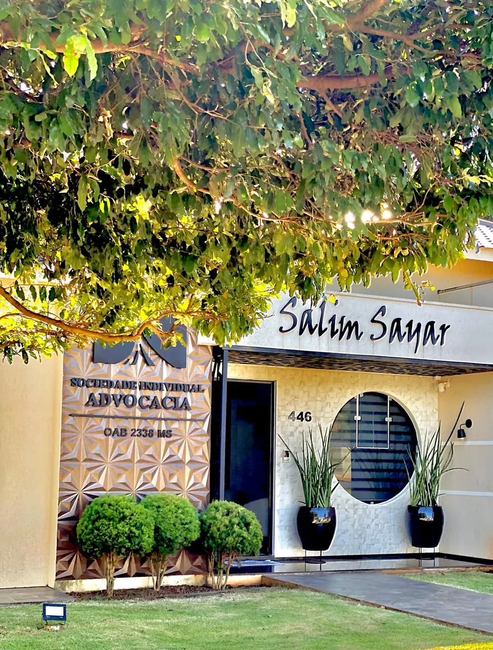 Fachada do escritório na Av. Goiás, 446, em Chapadão do Sul, sob a copa de uma árvore