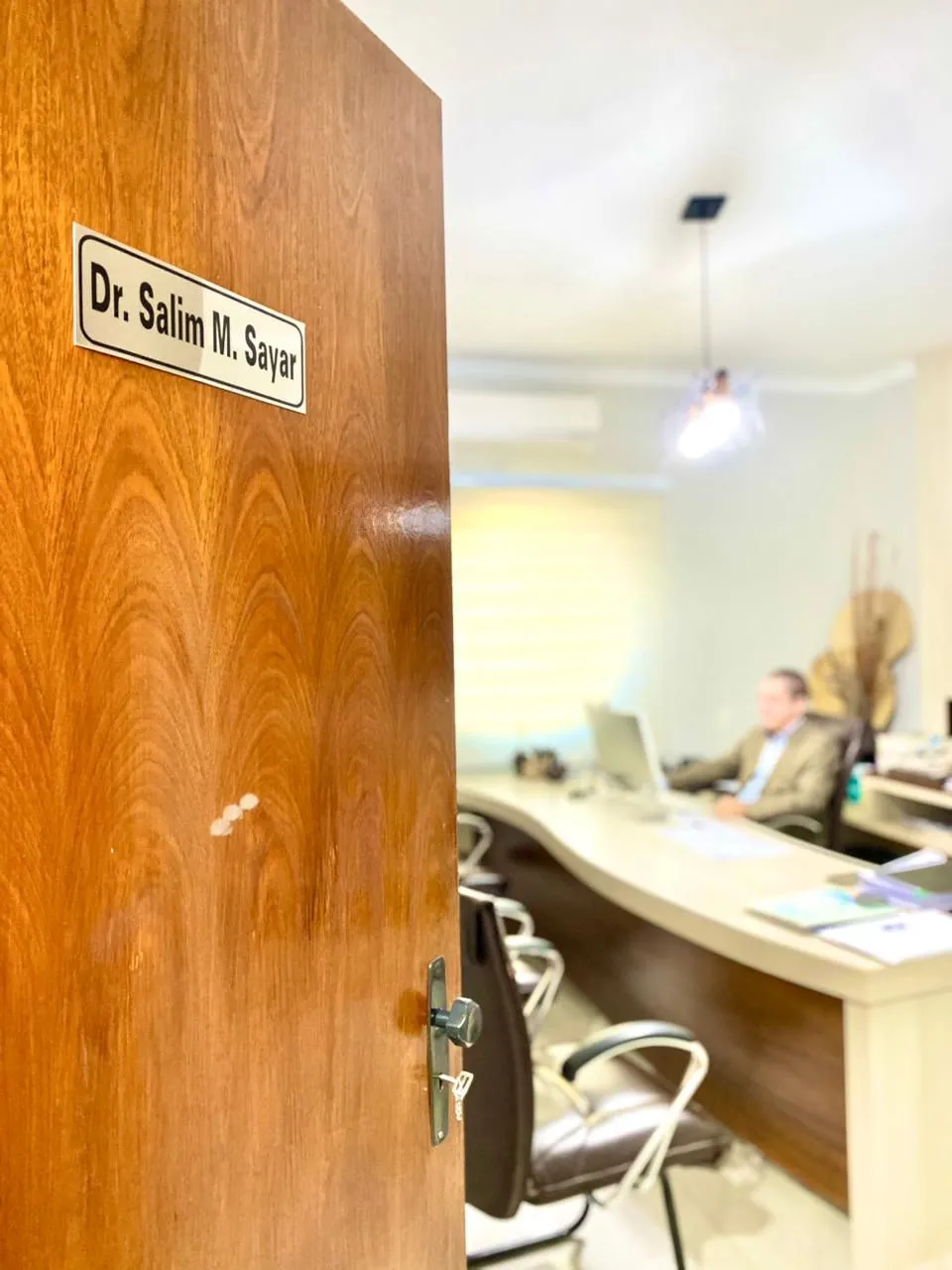 Porta da sala com a placa Dr. Salim M. Sayar
